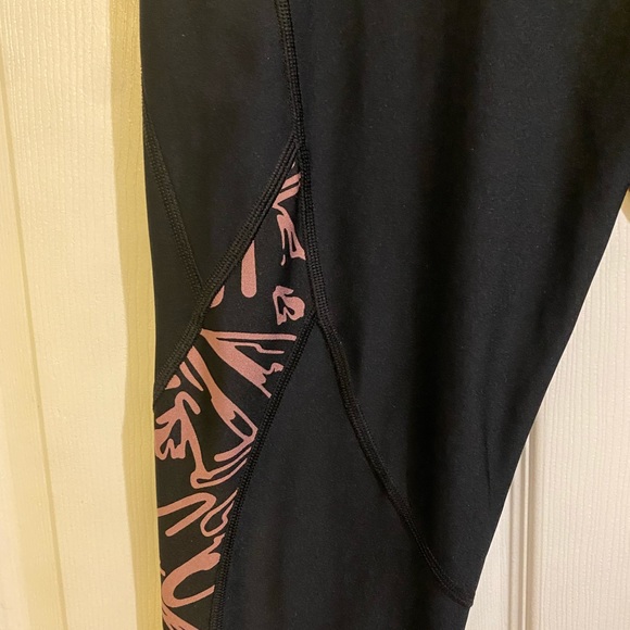 ***3/$45***Under Armour LIKE NEW HeatGear Capri Leggings XL - Picture 3 of 10